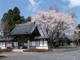 びる遮那寺山門