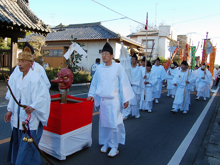 額田神社　神主の行列