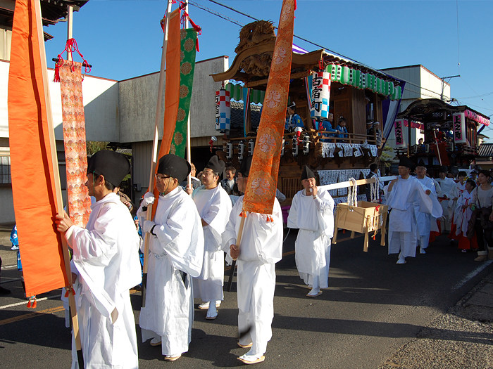 額田神社　神主の行列と山車